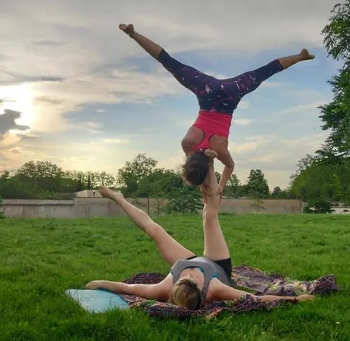 Lise La Gréca en pratique d'acroyoga