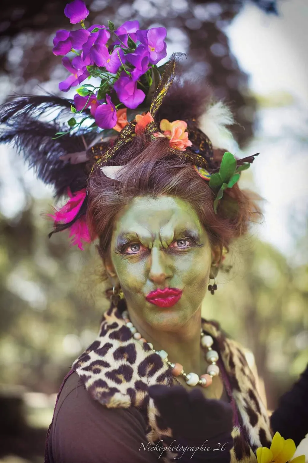 Brigitte, la gobeline clown de Lise La Gréca, en maquillage vert et coiffe fleurie