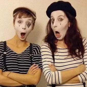 Deux mimes en maquillage blanc et marinière, expression de surprise