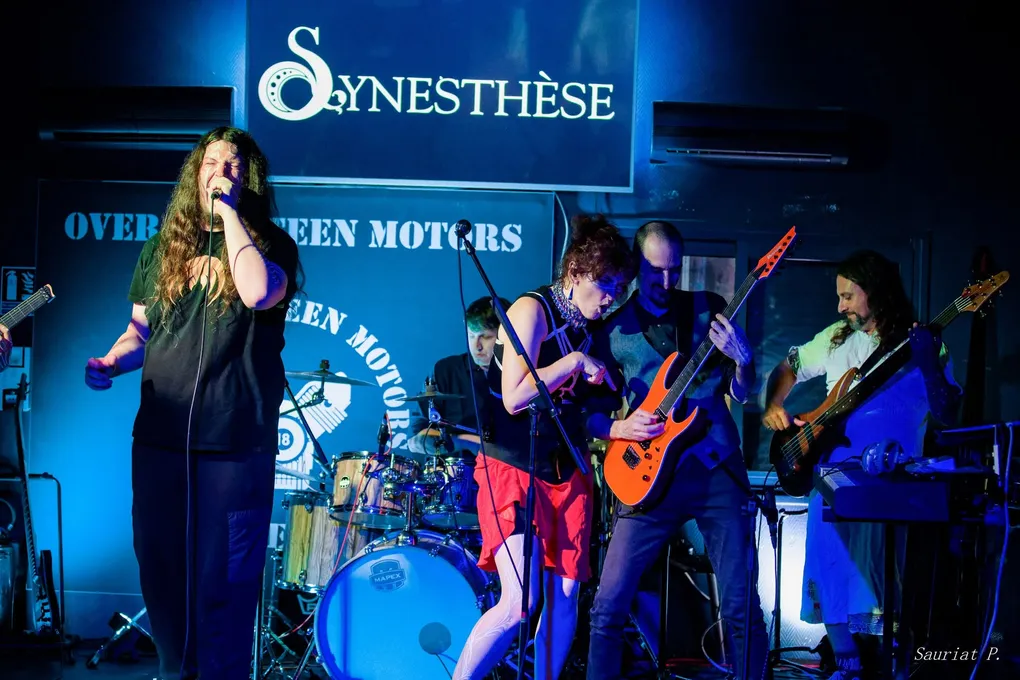 Lise La Gréca au chant avec son groupe Synesthèse sur scène